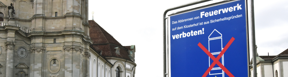 Warntafel zum Feuerwerksverbot auf dem Klosterplatz